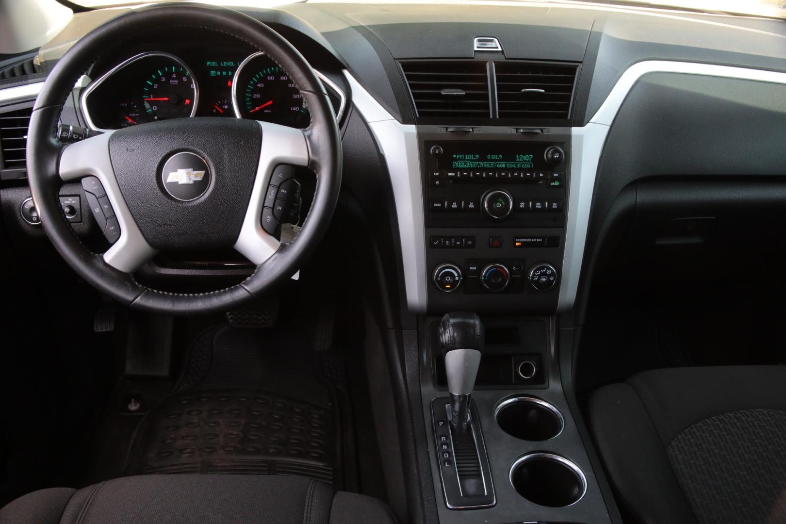 2012 TAN CHEVROLET TRAVERSE LT FWD (1GNKRGED1CJ) with an 3.6L V6 DOHC 24V engine, 6-SPEED AUTOMATIC transmission, located at 420 E. Kingsbury St., Seguin, TX, 78155, (830) 401-0495, 29.581060, -97.961647 - Photo#14